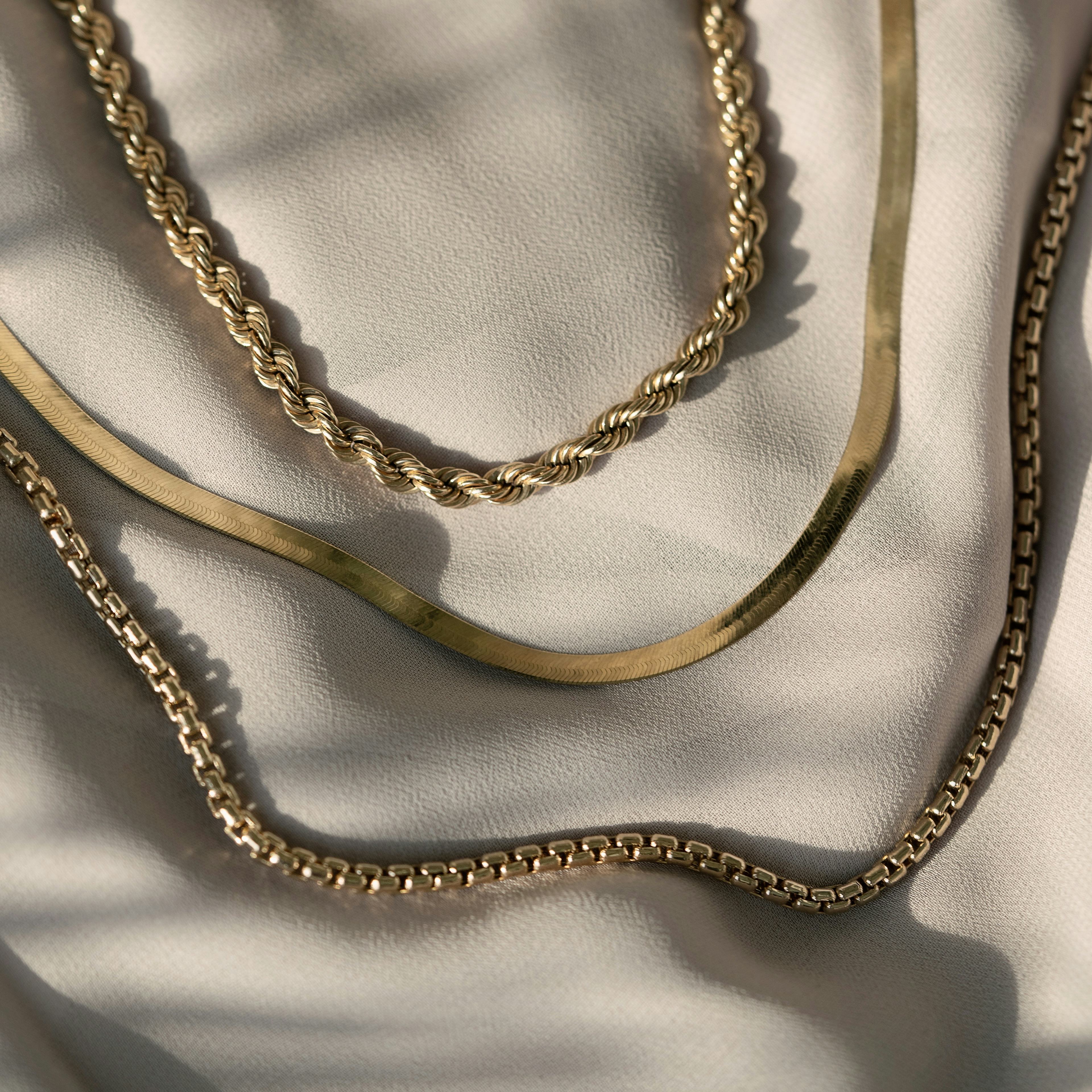 CHOOSE YOUR CHAIN: Whether it’s rope, herringbone or box, Zoe Chicco’s gold chains make for the perfect everyday layer. Tap the link in bio to shop at #AUBADEJEWELRY.